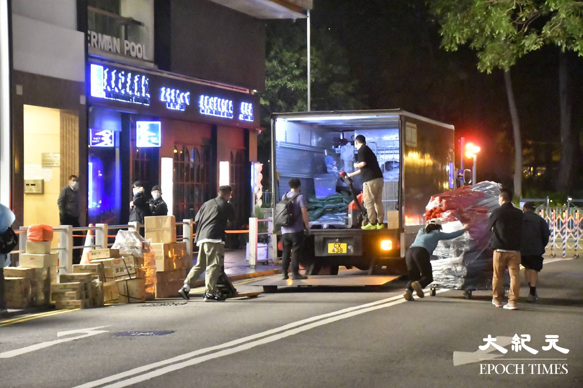 晚上接近凌晨零時，物資車輛陸續抵達東寧大廈外的京士頓街。（麥碧／大紀元）