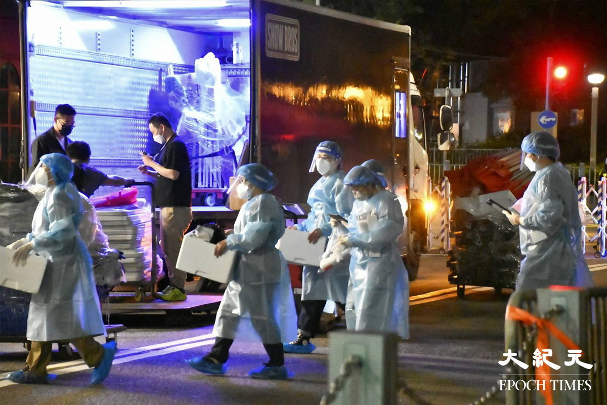一名初步確診者居住於銅鑼灣東寧大廈，為審慎起見，港府宣布今晚東寧大廈封區強檢。（麥碧／大紀元）