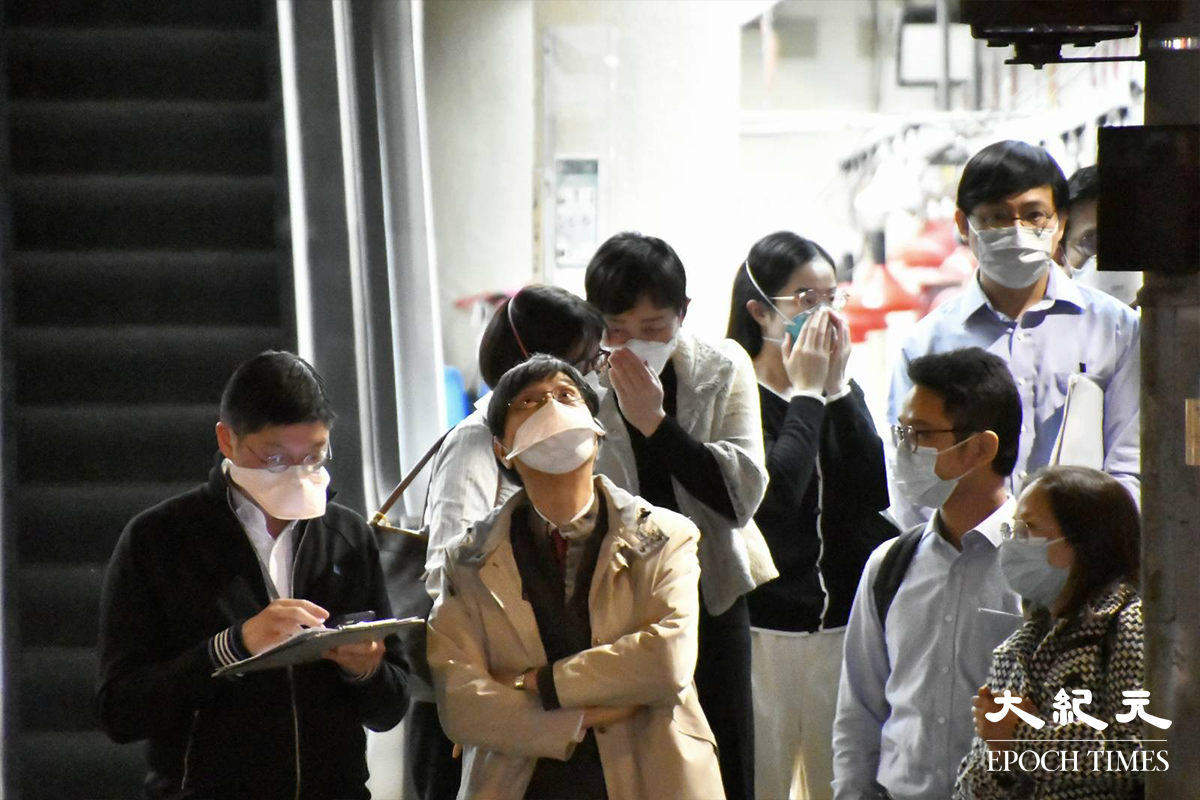 袁國勇教授及張竹君醫生，由銅鑼灣街市食環署辦事處，前往電氣道133號陸田園餐廳小廚視察。（麥碧／大紀元）