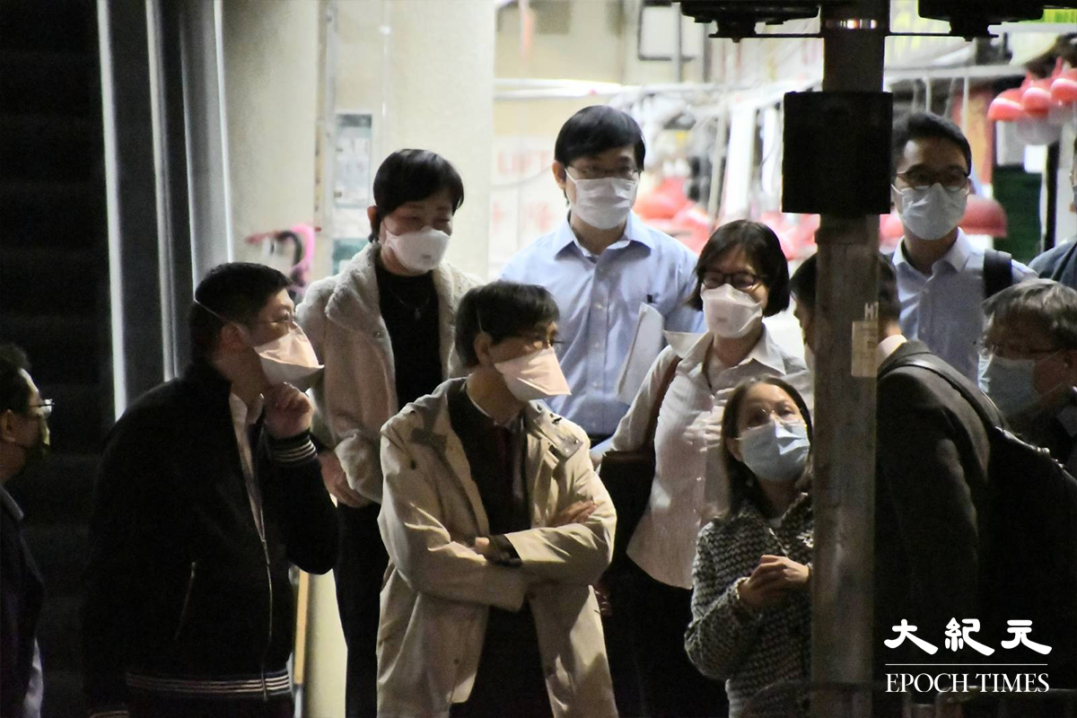 袁國勇教授及張竹君醫生，由銅鑼灣街市食環署辦事處，前往電氣道133號陸田園餐廳小廚視察。（麥碧／大紀元）