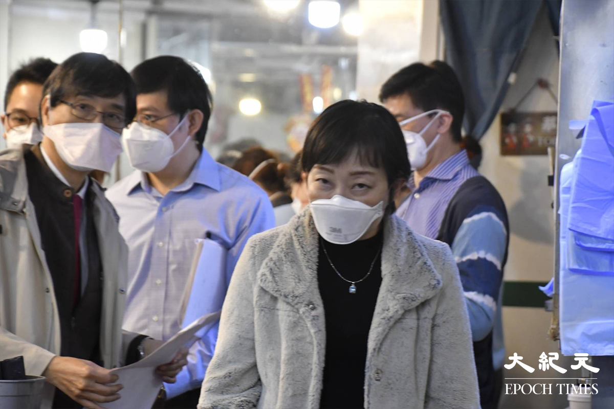 袁國勇教授及張竹君醫生於晚上，視察陸田園餐廳小廚後離開。（麥碧／大紀元）