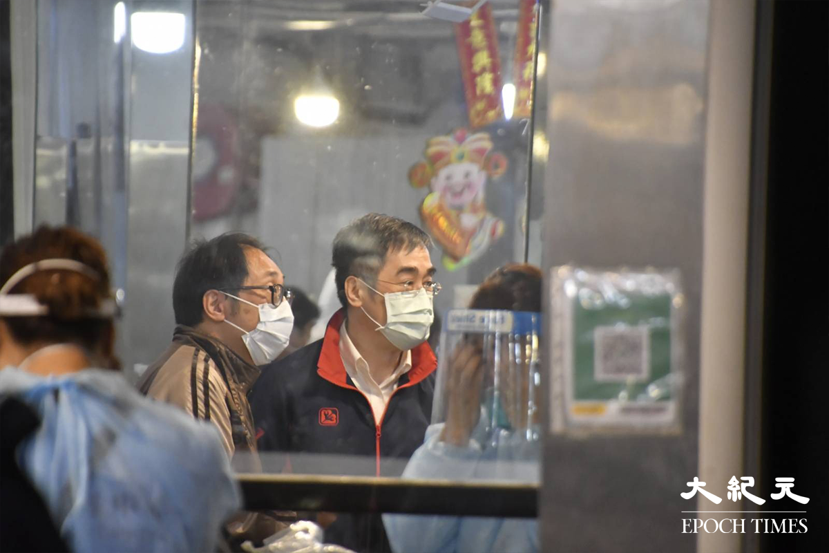 穿著全套保護裝備的工作人員，於陸田園餐廳內收拾蒐集到的環境樣本後離開。（麥碧／大紀元）