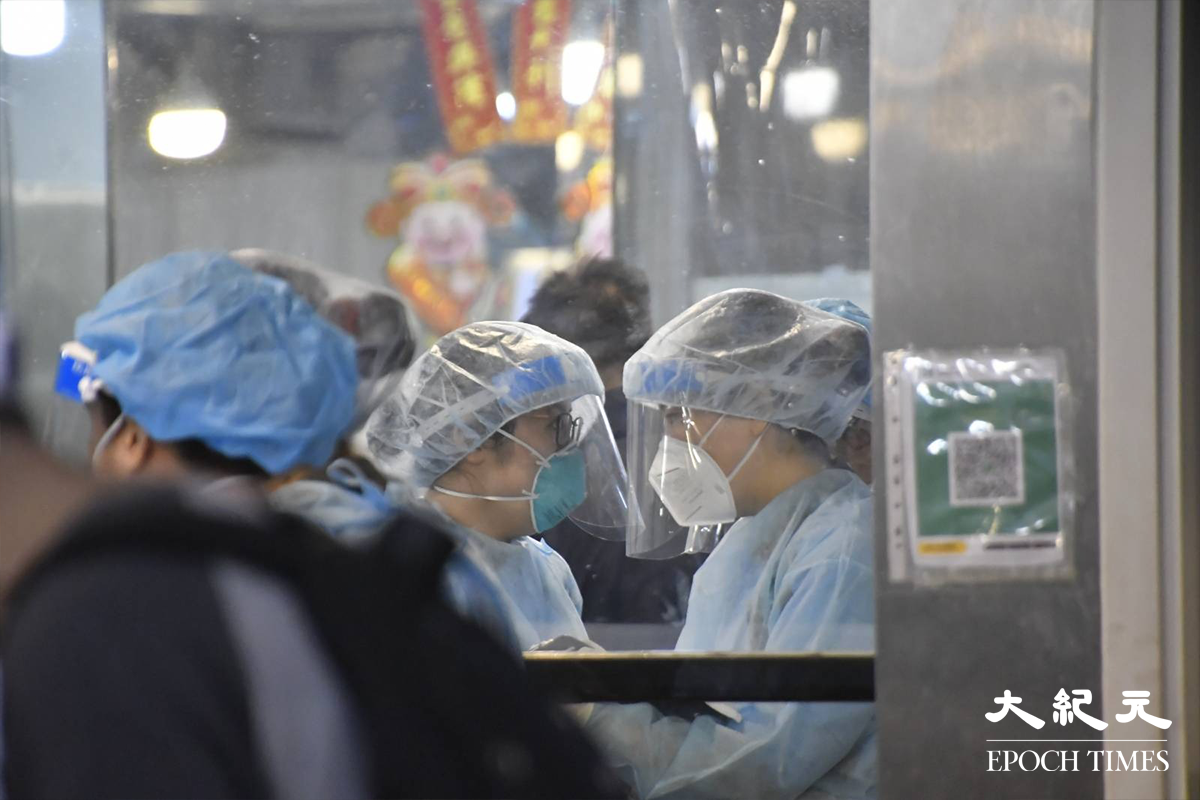 穿著全套保護裝備的工作人員，於陸田園餐廳內收拾蒐集到的環境樣本後離開。（麥碧／大紀元）