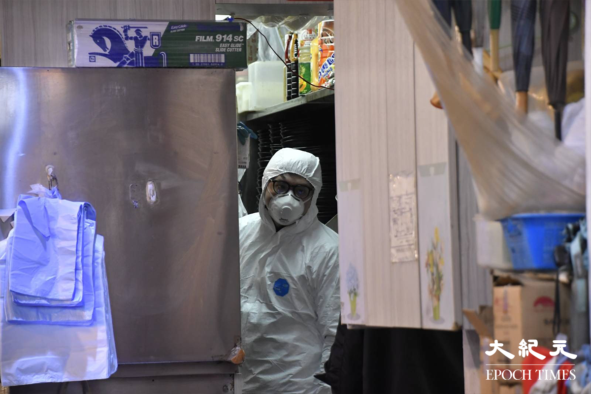 晚上7時45分，穿著全套白色保護裝備的工作人員，於電氣道133號陸田園餐廳小廚內採集空氣樣本。（麥碧／大紀元）