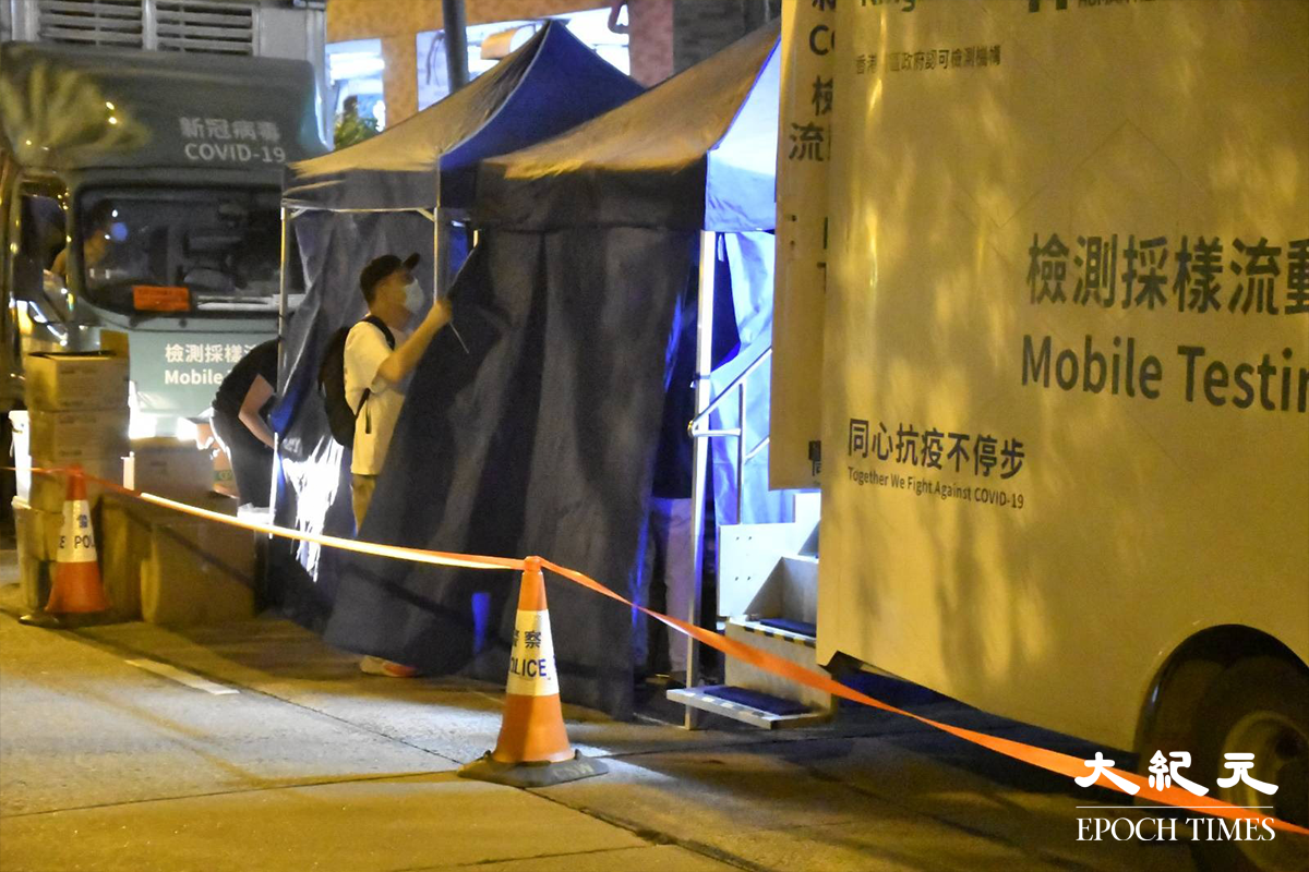 晚上8時，在場工作人員仍在忙於搭建帳篷，至於準備分發給居民的物資袋，已經運抵5號及7號兩橦大廈外。（麥碧／大紀元）