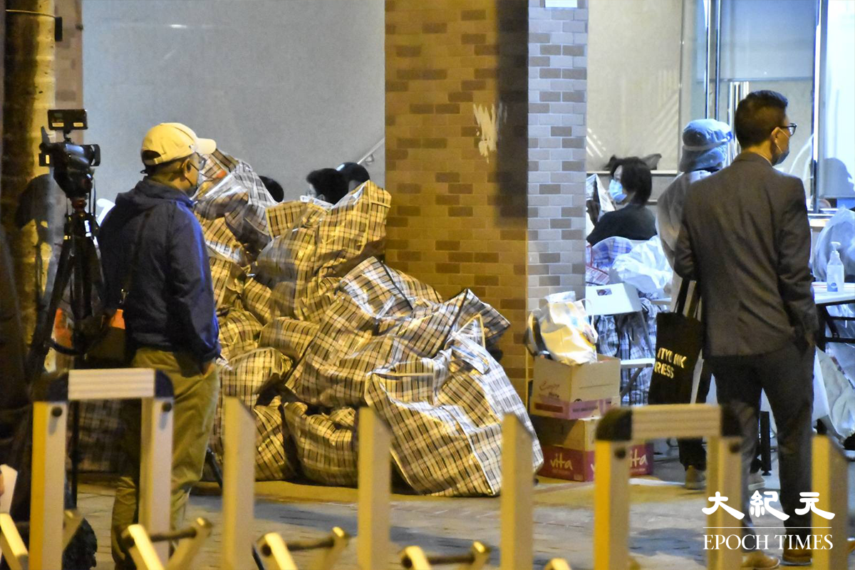 晚上8時，在場工作人員仍在忙於搭建帳篷，至於準備分發給居民的物資袋，已經運抵5號及7號兩橦大廈外。（麥碧／大紀元）