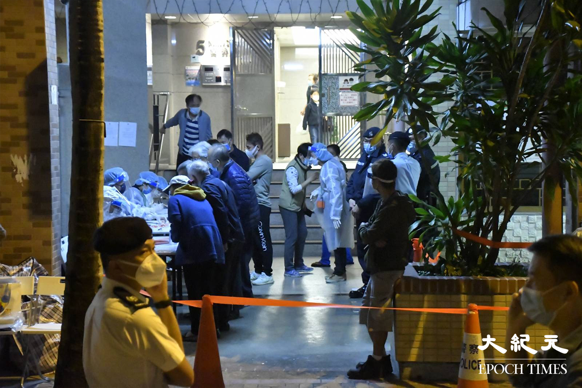 晚上9時，陸續有居民到地面檢測站接受檢測。（麥碧／大紀元）