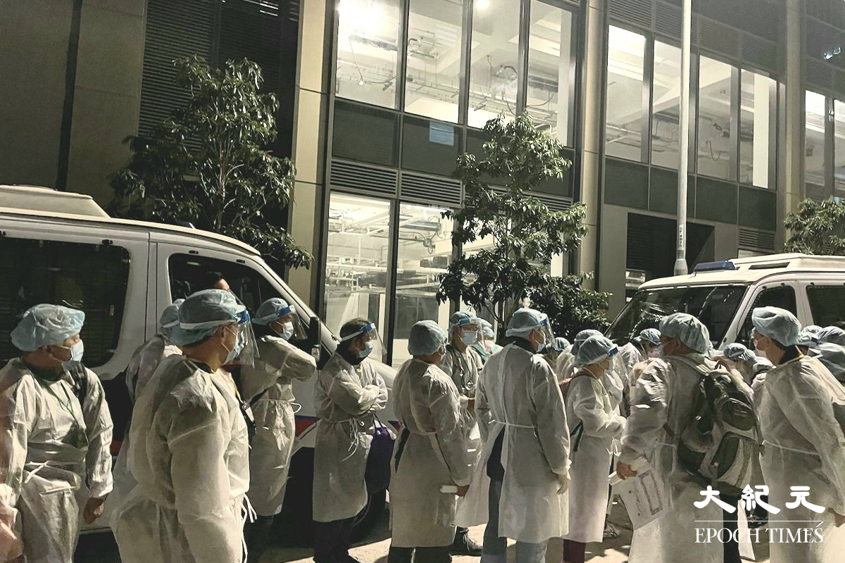 香港鄧鏡波書院一名中六生初步確診，政府晚上在他居住的油塘曦臺1座封區強檢。（卓相如／大紀元）
