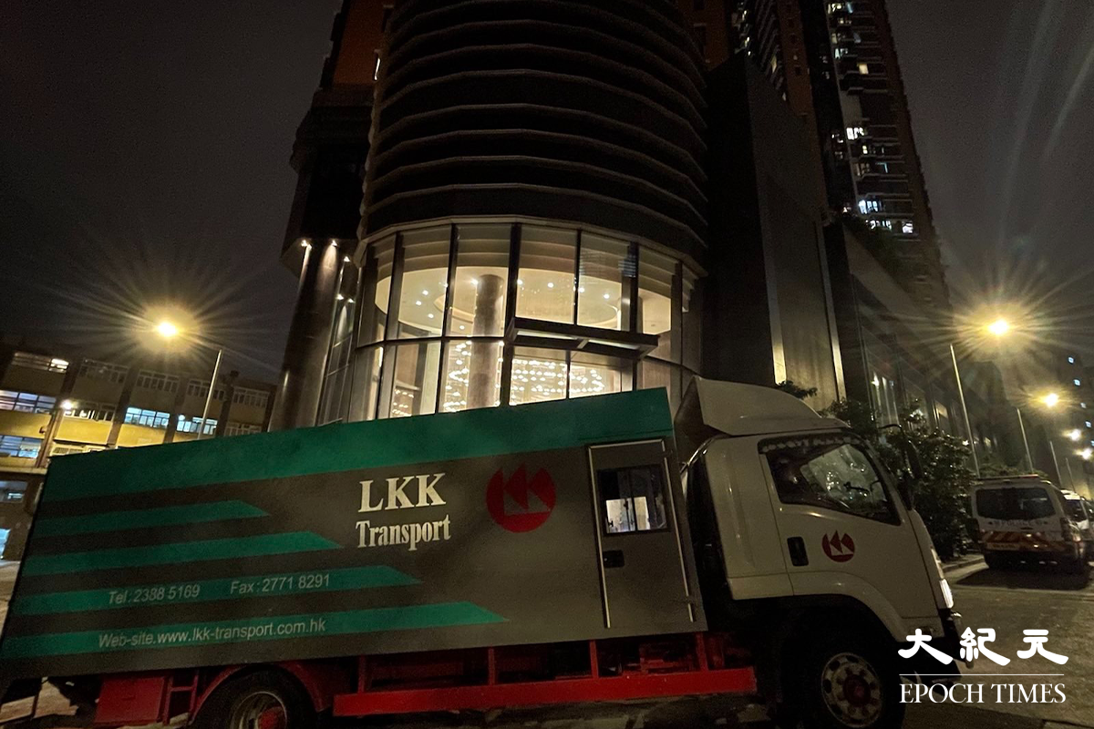 晚上7時20分，負責運送物資的貨車陸續駛進，油塘四山街8號曦臺大廈停車場內。（卓相如／大紀元）
