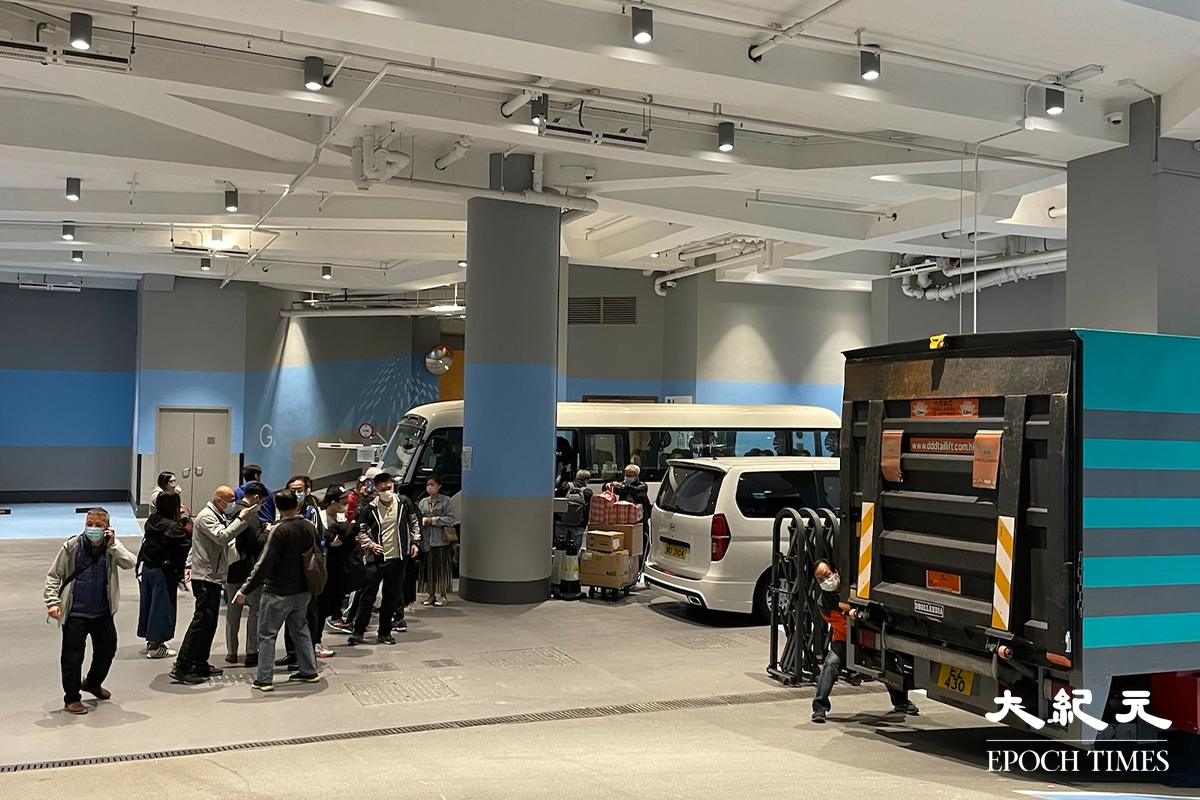 晚上7時20分，負責運送物資的貨車陸續駛進，油塘四山街8號曦臺大廈停車場內。（卓相如／大紀元）