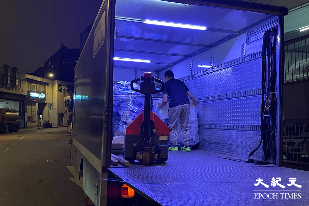 晚上7時20分，負責運送物資的貨車陸續駛進，油塘四山街8號曦臺大廈停車場內。（卓相如／大紀元）