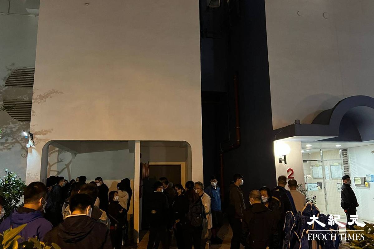 一名於屯門仁政街莊柏醫療診所上班的22歲女護士初步確診，初步顯示涉及變異病毒株，政府今日在她居住的屯門凱德花園2座封區強檢。（胡凱欣／大紀元）