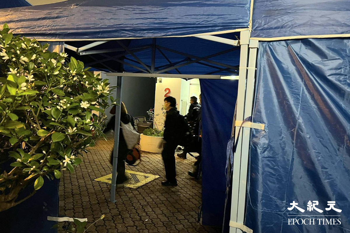 政府於晚上7時30分刊憲，將屯門凱德花園第2座搞列為受限區域。大批警方及工作人員進駐現場附近，為居民強檢作準備。（胡凱欣／大紀元）