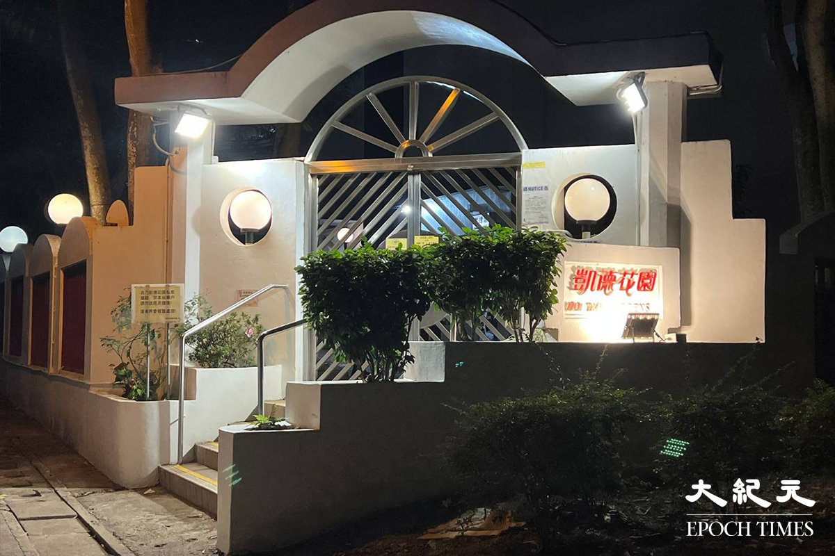 政府於晚上7時30分刊憲，將屯門凱德花園第2座搞列為受限區域。大批警方及工作人員進駐現場附近，為居民強檢作準備。（胡凱欣／大紀元）