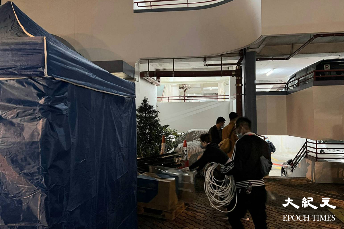 政府於晚上7時30分刊憲，將屯門凱德花園第2座搞列為受限區域。大批警方及工作人員進駐現場附近，為居民強檢作準備。（胡凱欣／大紀元）