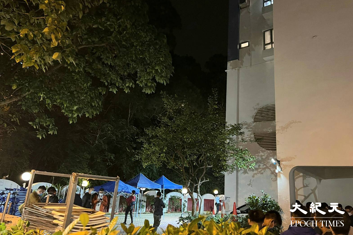 政府於晚上7時30分刊憲，將屯門凱德花園第2座搞列為受限區域。大批警方及工作人員進駐現場附近，為居民強檢作準備。（胡凱欣／大紀元）