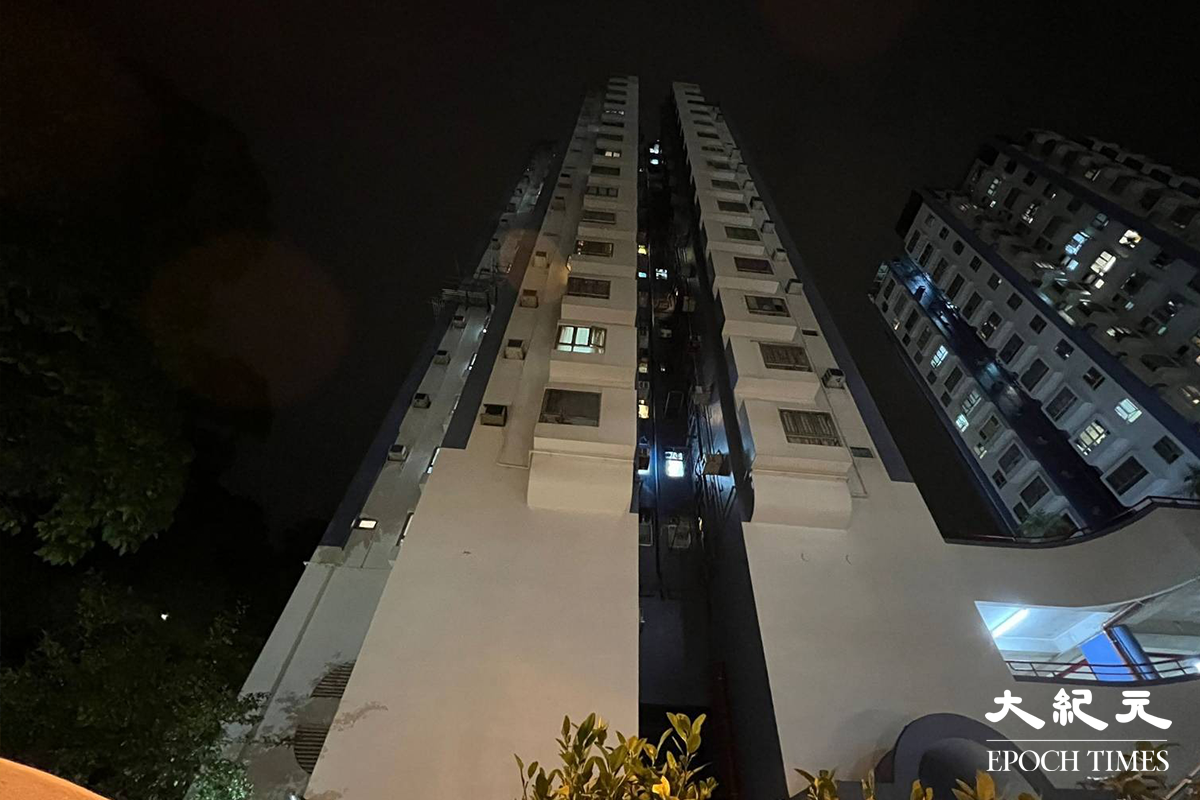政府於晚上7時30分刊憲，將屯門凱德花園第2座搞列為受限區域。大批警方及工作人員進駐現場附近，為居民強檢作準備。（胡凱欣／大紀元）