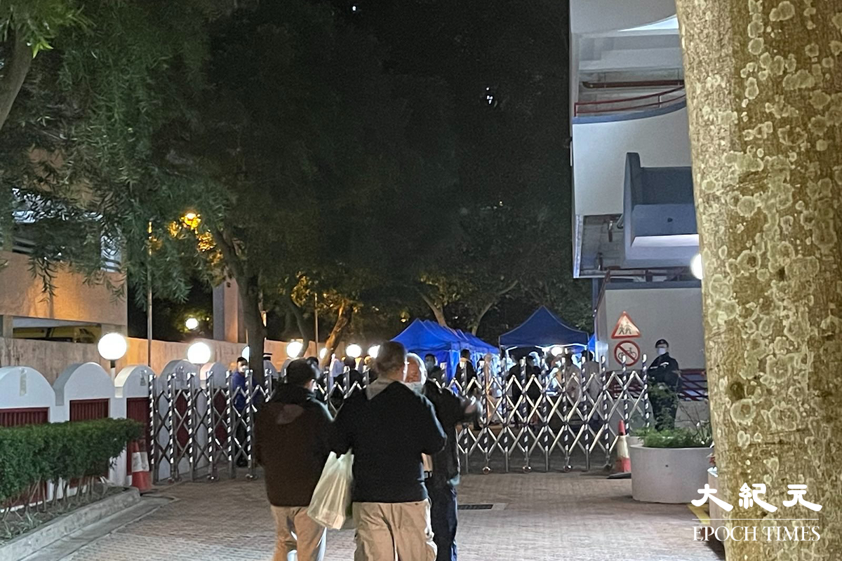 晚上8時25分，屯門榮發里13至17號凱德花園外，已放置流動鋼閘，所有剛返回寓所的居民必須接受登記及強制檢測。（卓相如／大紀元）