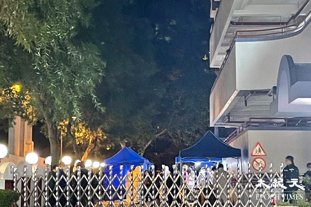 晚上8時25分，屯門榮發里13至17號凱德花園外，已放置流動鋼閘，所有剛返回寓所的居民必須接受登記及強制檢測。（卓相如／大紀元）