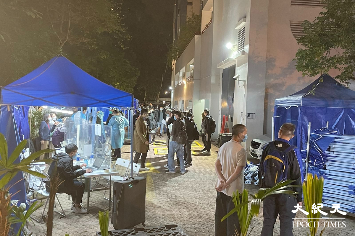 晚上8時25分，屯門榮發里13至17號凱德花園外，已放置流動鋼閘，所有剛返回寓所的居民必須接受登記及強制檢測。（卓相如／大紀元）