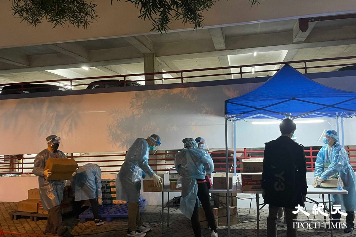 晚上8時40分，屯門榮發里13至17號凱德花園第2座外，大部分工作人員以換上全套保護裝備。（卓相如／大紀元）