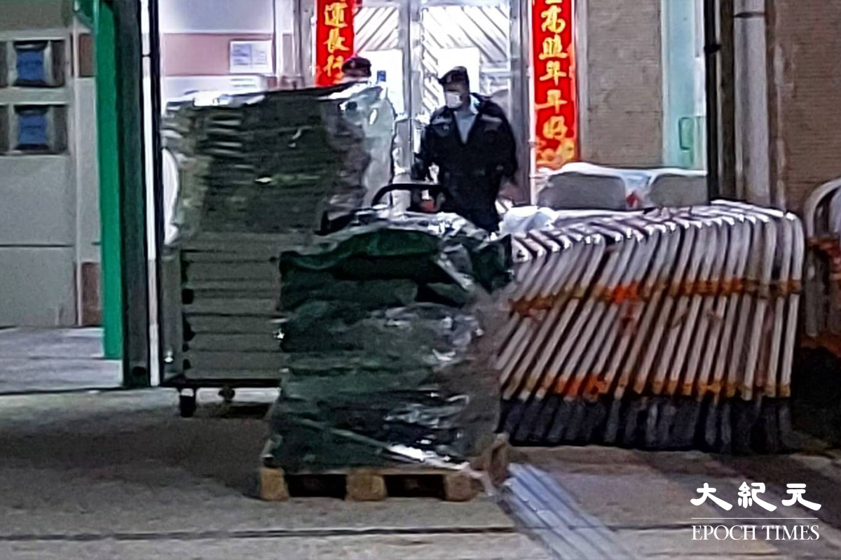 政府於晚上7時刊登憲報後，運輸工人在受限區域內卸下物資等貨物。（麥碧／大紀元）