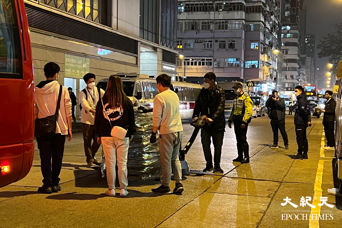 政府今日（17日）晚上7時半起，長沙灣寶華閣封區強檢。（胡凱欣／大紀元）
