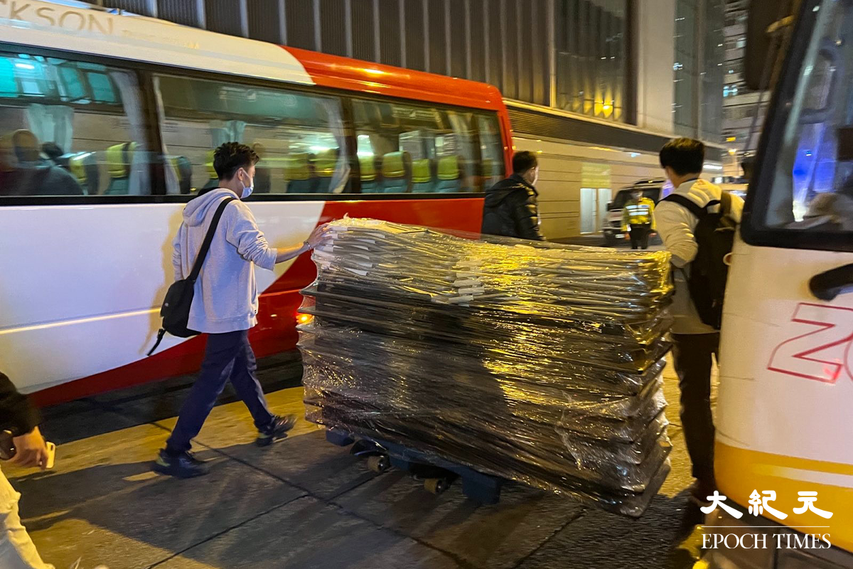 晚上7時35分，工作人員陸續抵達元州街450至464號寶華閣外。（胡凱欣／大紀元）