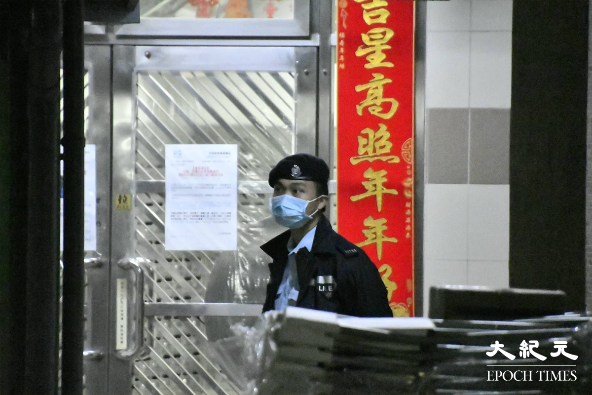 政府於晚上7時刊登憲報，將太和邨居和樓指列為受限區域，並派警員於居和樓出入口駐守。（麥碧／大紀元）