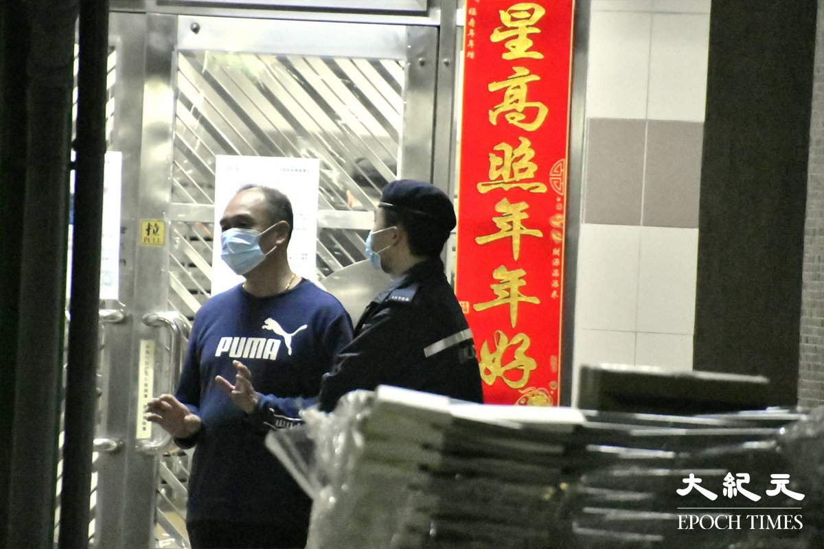晚上7時45分，一名居和樓居民 向在場警員了解圍封強檢情況。（麥碧／大紀元）