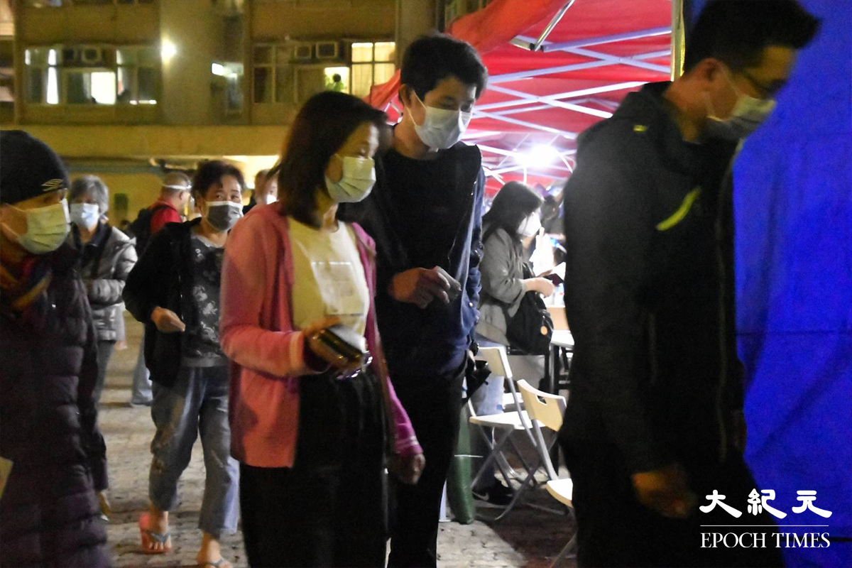 已在登記處登記的居民，可沿路繞到居和樓後方接受檢測。（麥碧／大紀元）