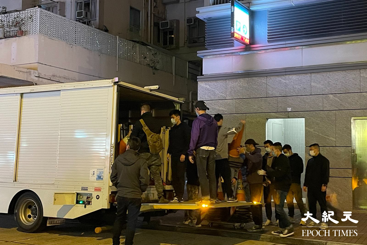 晚上8時，大批警員及工作人員抵達元州街寶華閣對開。（卓相如／大紀元）