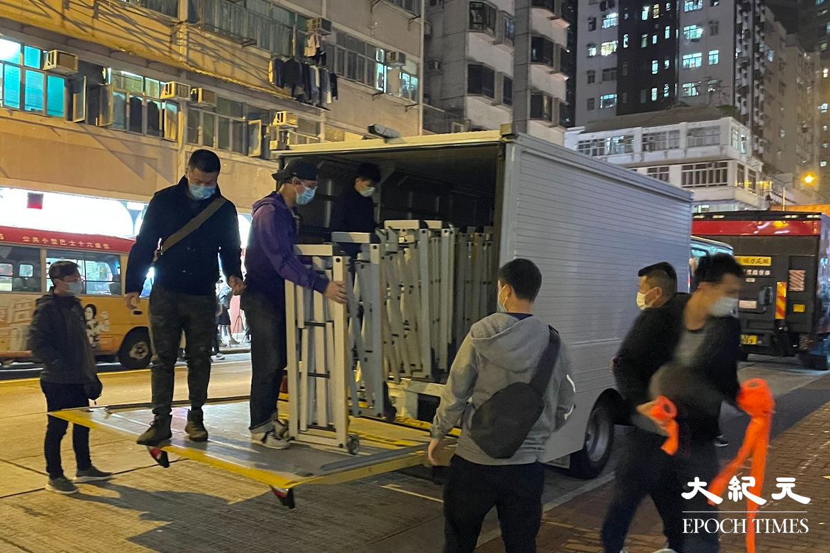 晚上8時，大批警員及工作人員抵達元州街寶華閣對開。（卓相如／大紀元）