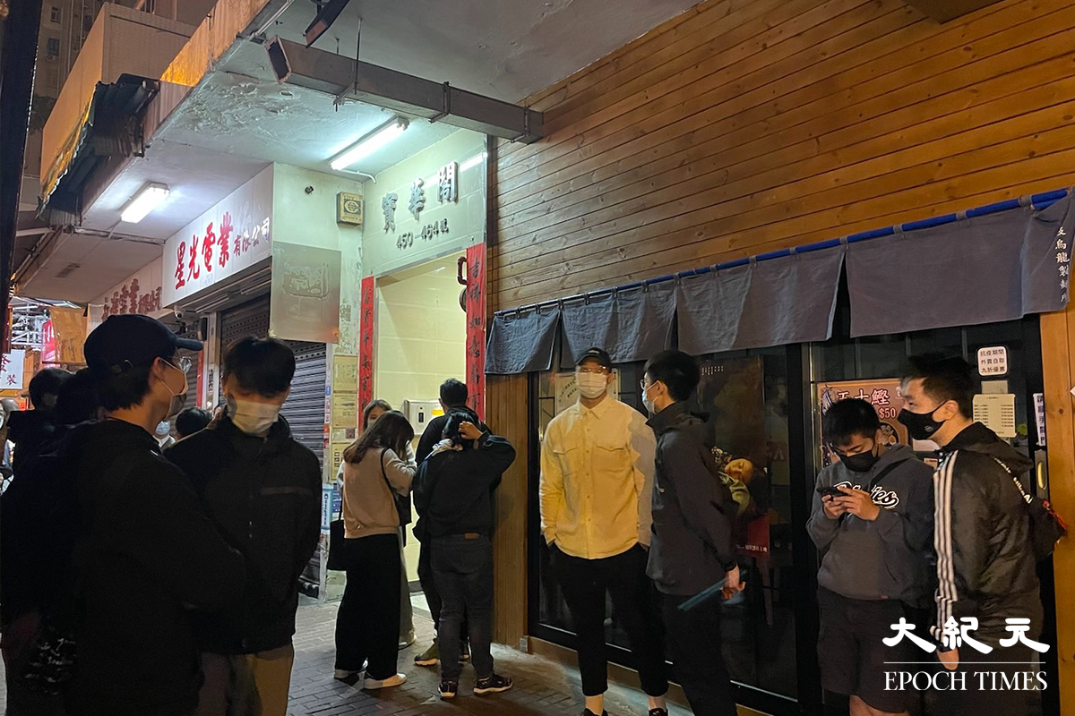 晚上8時，大批警員及工作人員抵達元州街寶華閣對開。（卓相如／大紀元）
