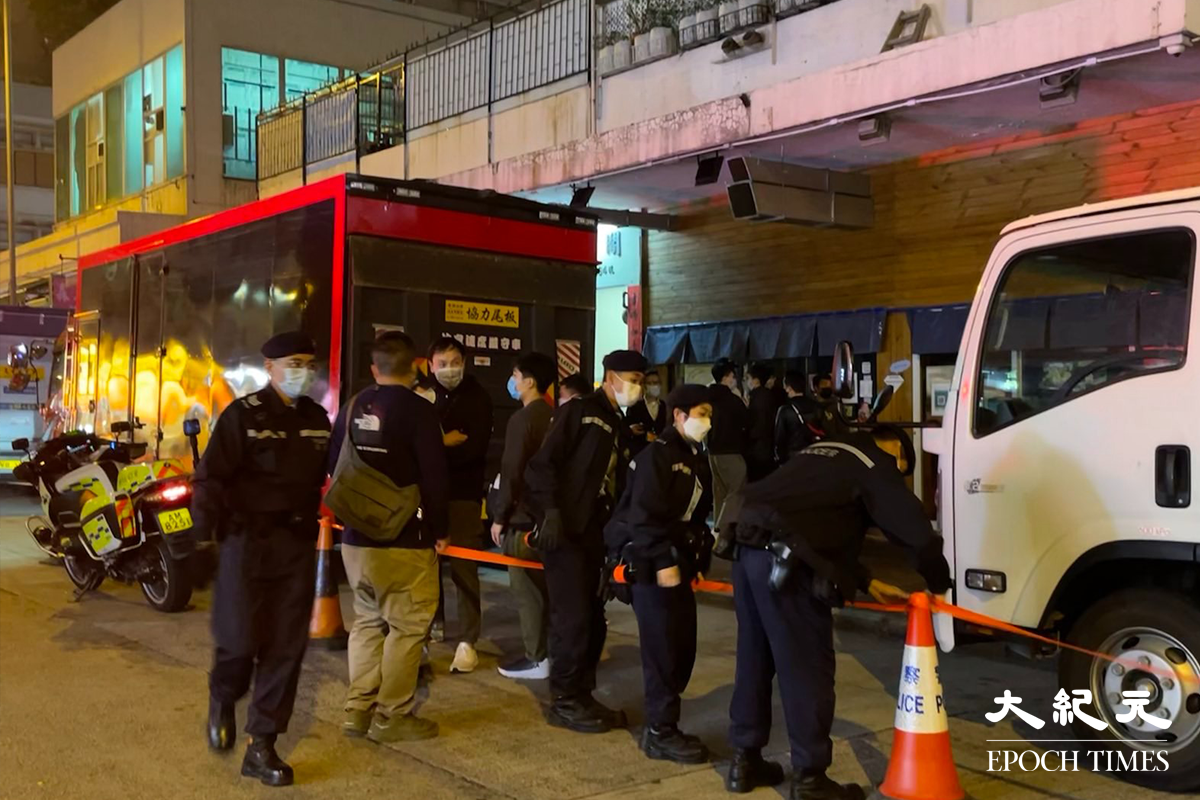 晚上8時，大批警員及工作人員抵達元州街寶華閣對開。（卓相如／大紀元）