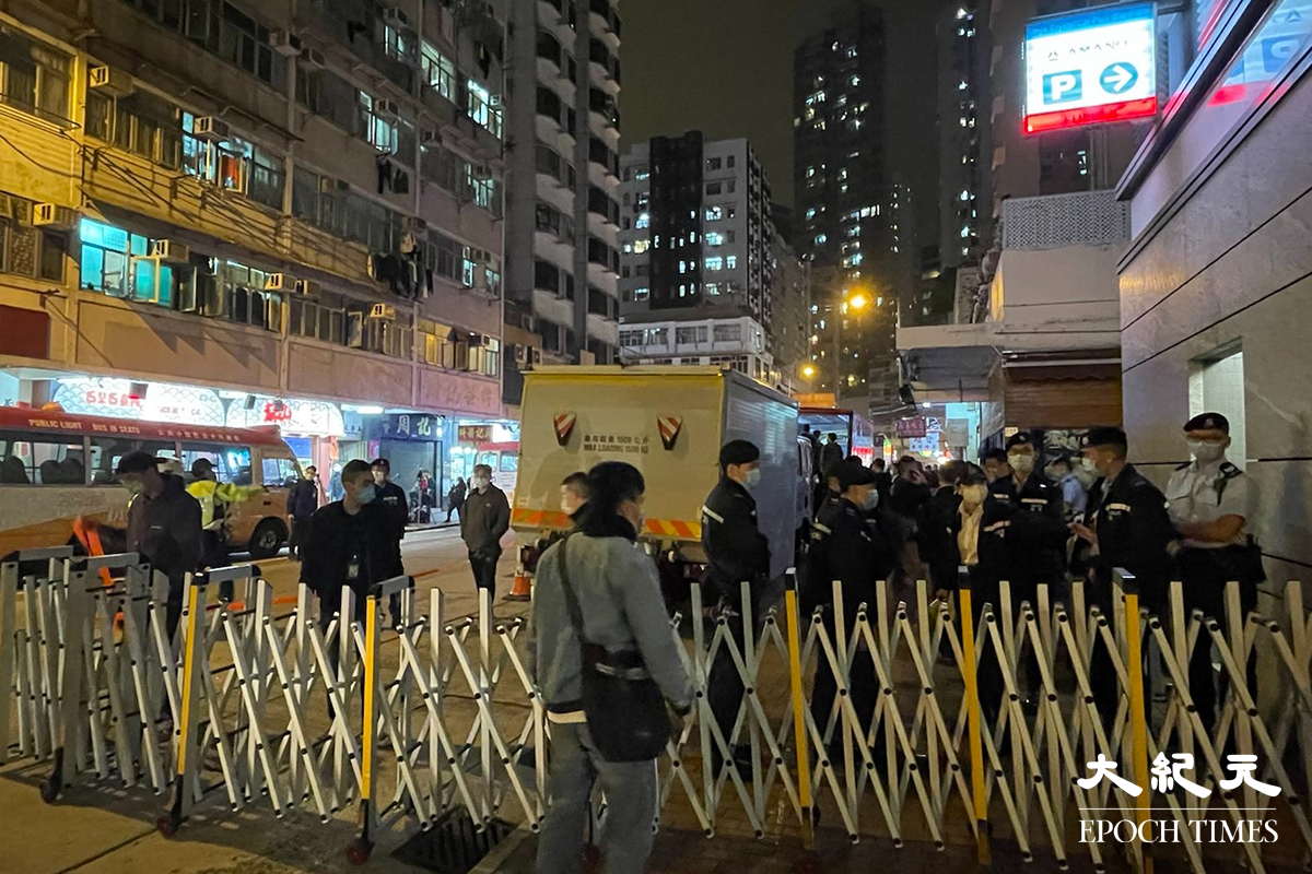晚上8時，大批警員及工作人員抵達元州街寶華閣對開。（卓相如／大紀元）