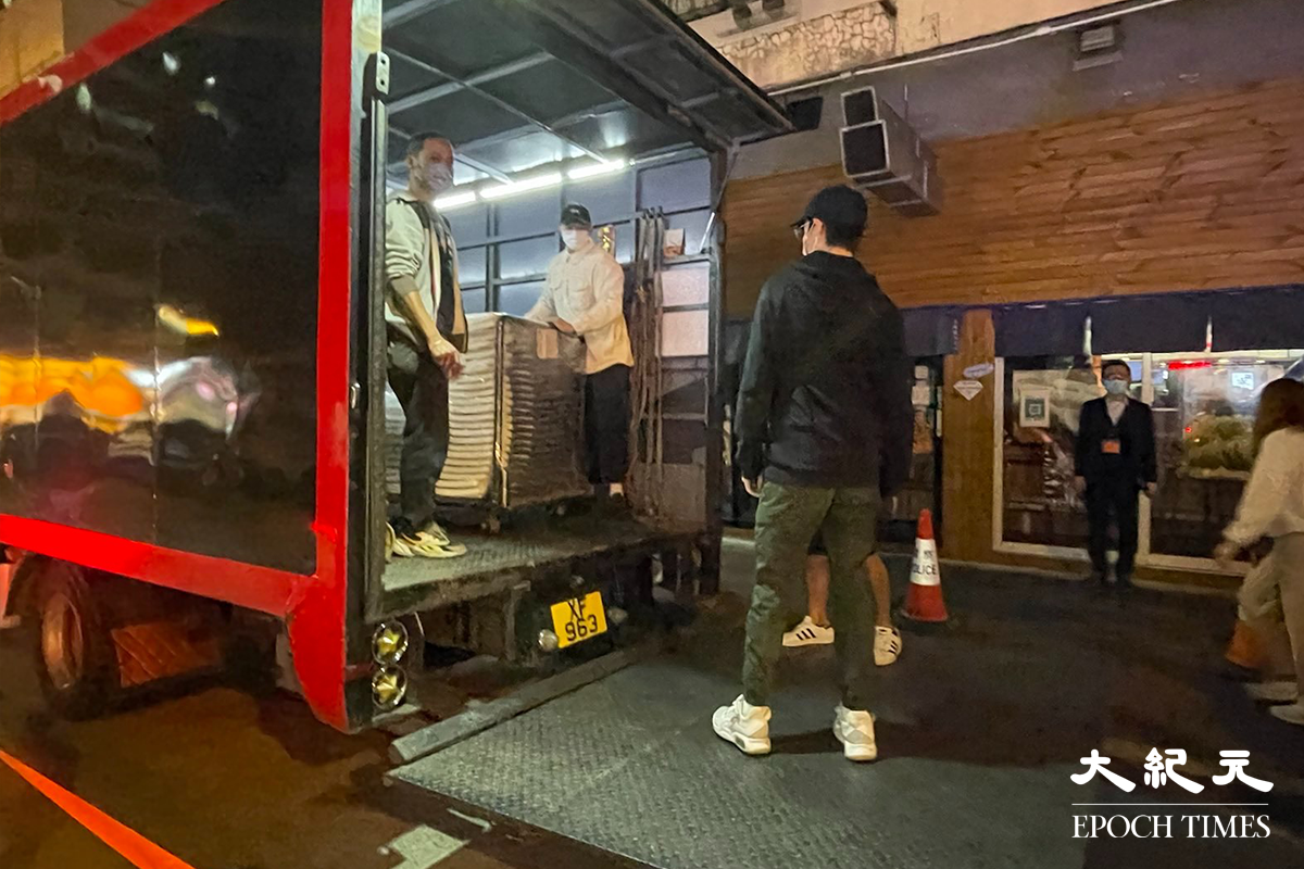晚上8時，大批警員及工作人員抵達元州街寶華閣對開。（卓相如／大紀元）