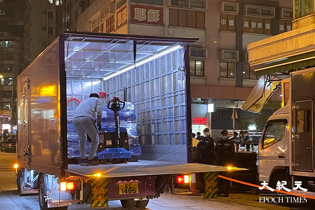晚上8時，大批警員及工作人員抵達元州街寶華閣對開。（卓相如／大紀元）