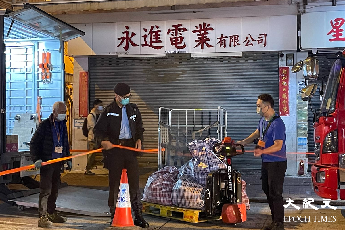 晚上8時，大批警員及工作人員抵達元州街寶華閣對開。（卓相如／大紀元）