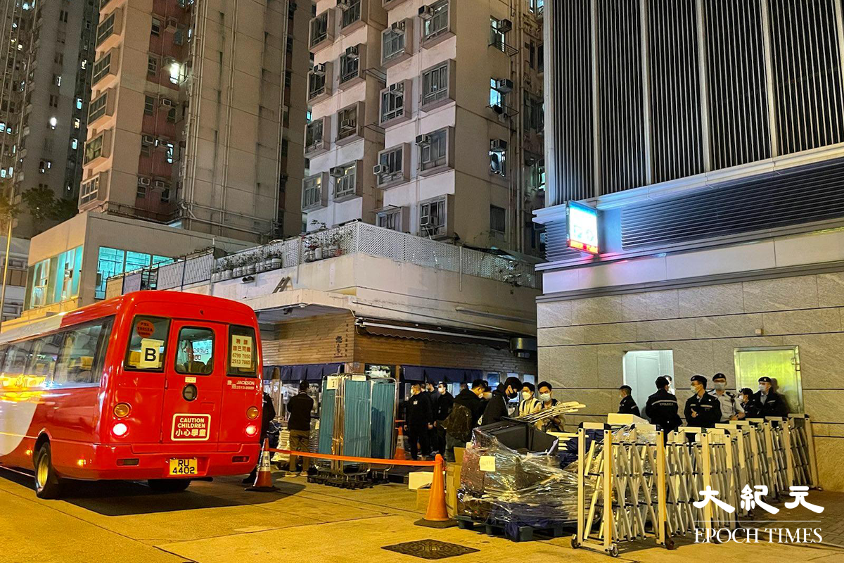 晚上8時，大批警員及工作人員抵達元州街寶華閣對開。（卓相如／大紀元）