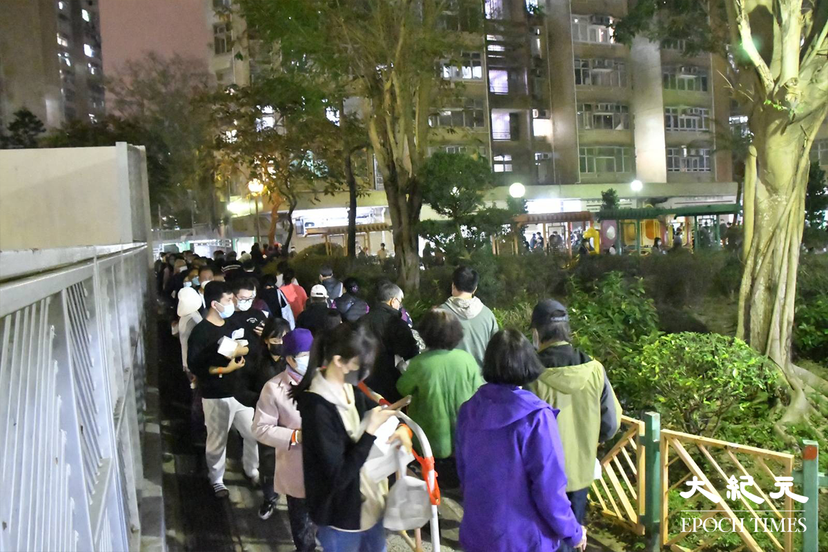 晚上9時，已完成檢測的居民，於居和樓對開一個休憩公園排隊等候返回家中。根據記者目測，在場超過100名居民在排隊，龍尾曾一直伸延至居和樓後方的物資站。（麥碧／大紀元）