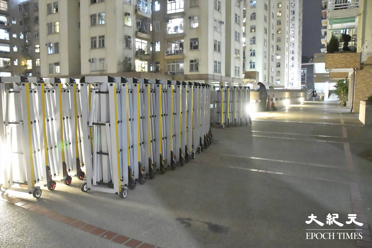 傍晚6時30分，工作人員已經將流動鋼閘運抵，美孚新村第三期百老匯街74號平台上。（麥碧／大紀元）