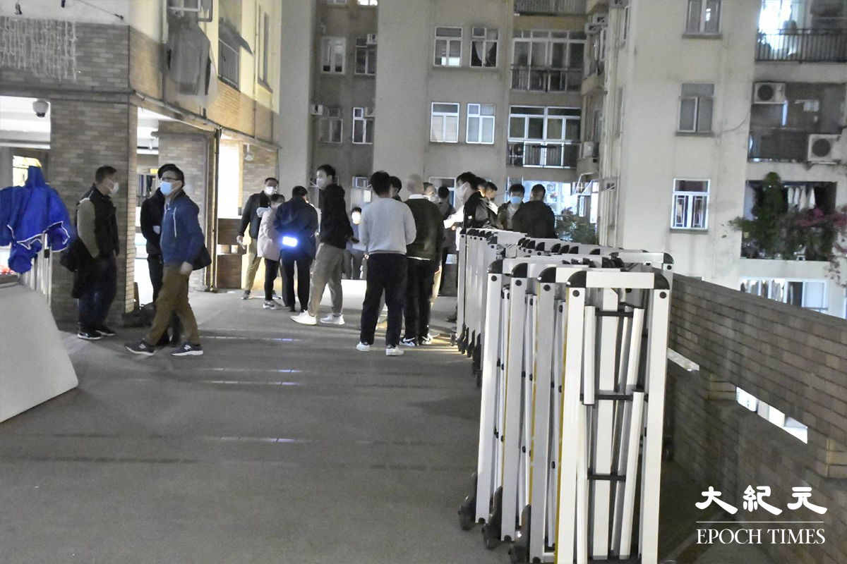 傍晚近7時，大批民政事務處及警方抵達，美孚新村第三期百老匯街74號大廈外。（麥碧／大紀元）