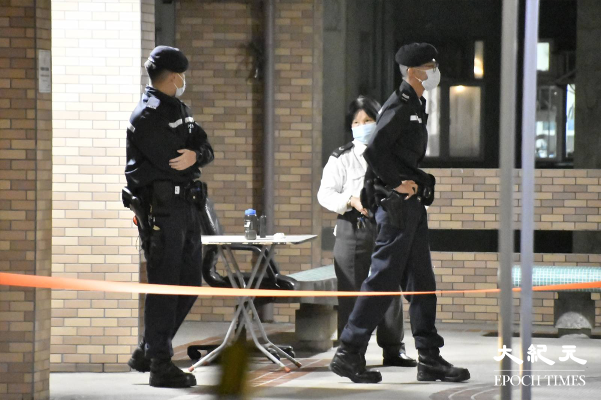 晚上7時政府刊登憲報後，大批警員及民政事務處職員抵達百老匯街72及74號平台。（麥碧／大紀元）
