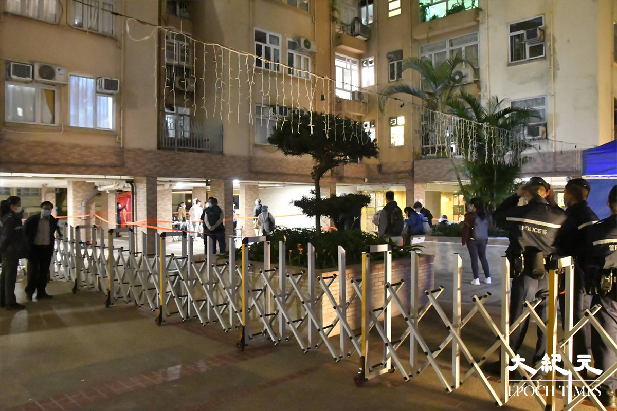 政府於晚上7時刊登憲報，將美孚新村第三期百老匯街72及74號兩棟大廈指列為受限區域，大批工作人員隨即在現場準備。（麥碧／大紀元）