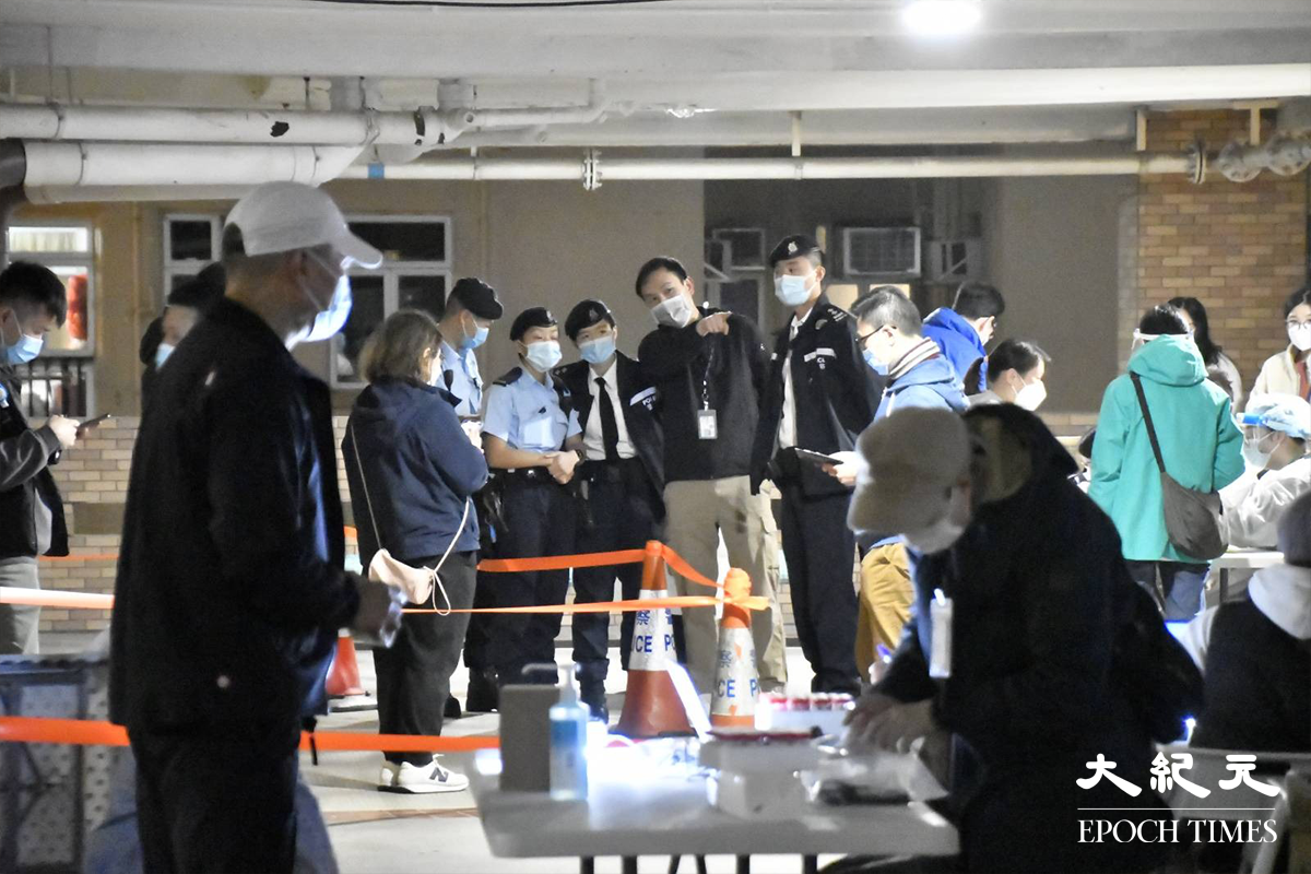 政府於晚上7時刊登憲報，將美孚新村第三期百老匯街72及74號兩棟大廈指列為受限區域，大批工作人員隨即在現場準備。（麥碧／大紀元）