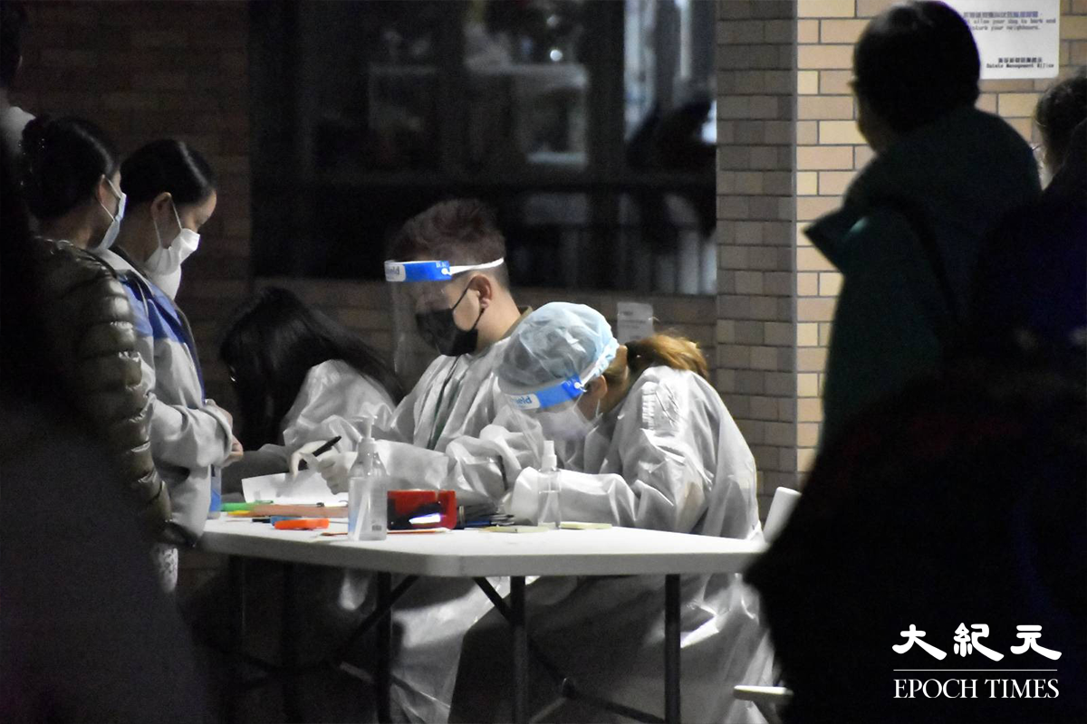 晚上8時15分。陸續有美孚新邨第三期百老匯街72及74號兩棟大廈的居民，到平台檢測站排隊等候檢測。（麥碧／大紀元）