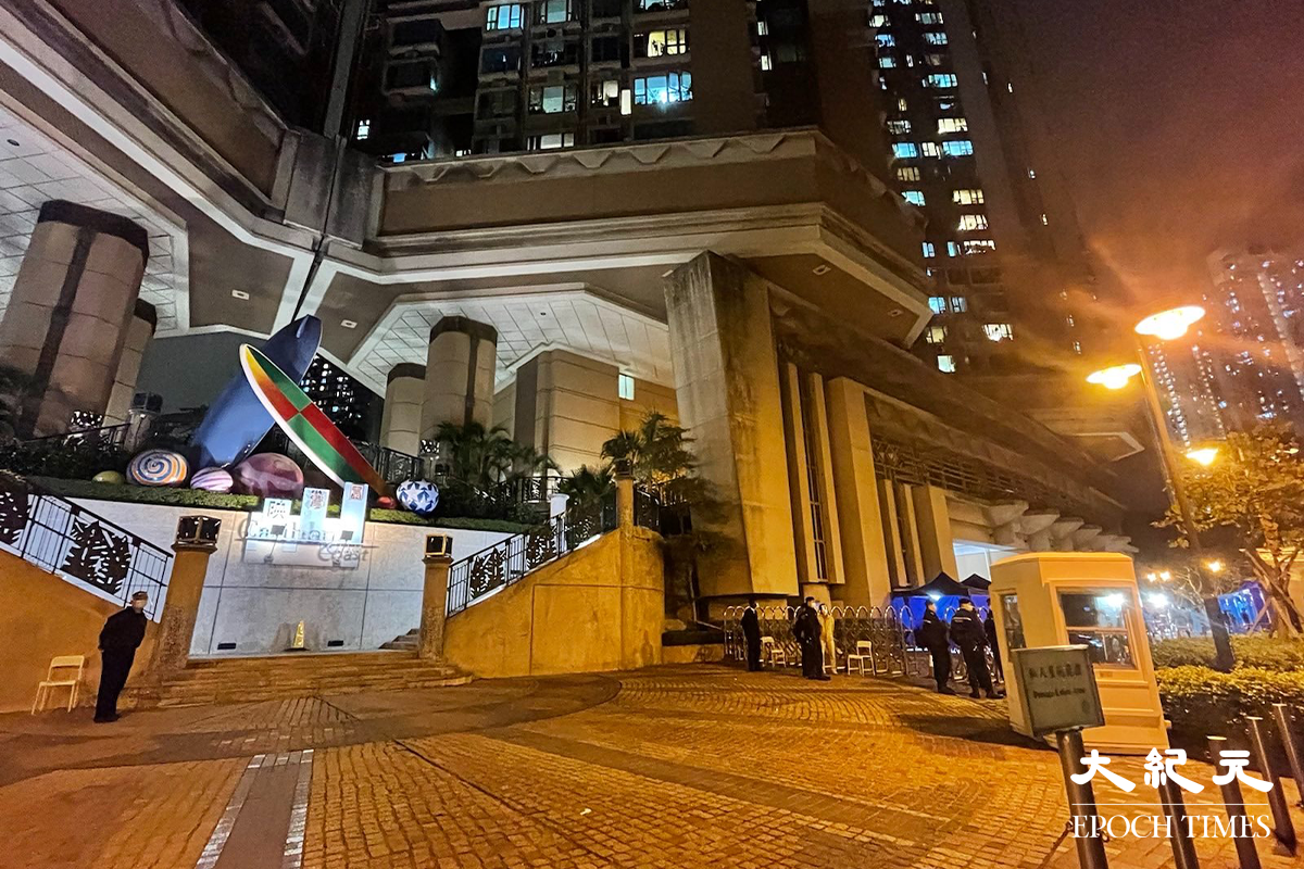一名43歲巴基斯坦裔女子全家確診，據悉兒子的同學亦初步確診，政府今晚於他居住的東涌映灣園一期賞濤軒第1座封區強檢。（卓相如／大紀元）