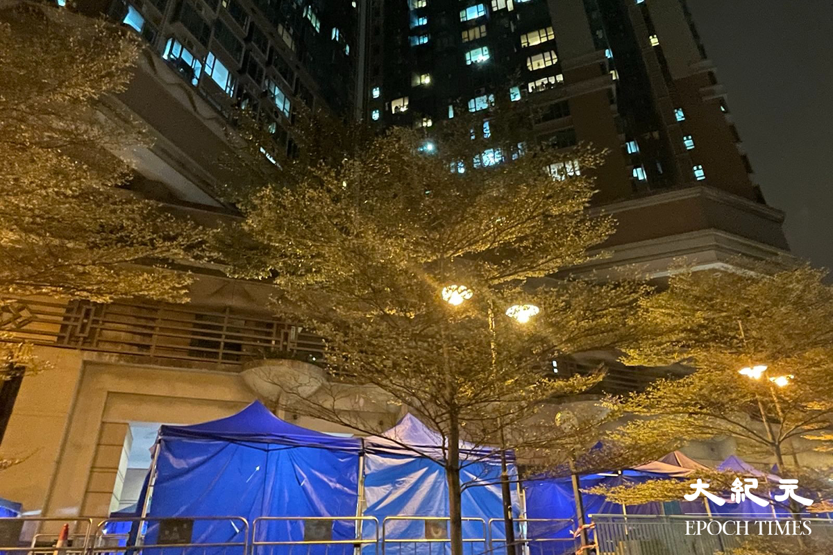 一名43歲巴基斯坦裔女子全家確診，據悉兒子的同學亦初步確診，政府今晚於他居住的東涌映灣園一期賞濤軒第1座封區強檢。（卓相如／大紀元）