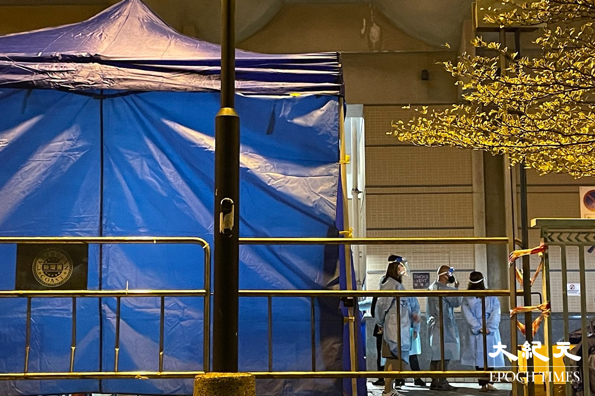 一名43歲巴基斯坦裔女子全家確診，據悉兒子的同學亦初步確診，政府今晚於他居住的東涌映灣園一期賞濤軒第1座封區強檢。（卓相如／大紀元）